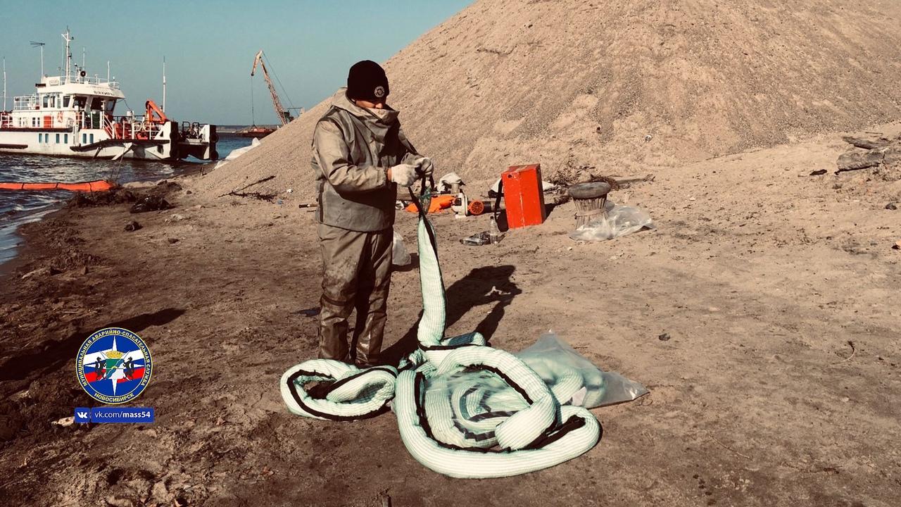 Фото В Новосибирске пропитанный нефтепродуктами песок с берега Оби собрали в десятки мешков 2